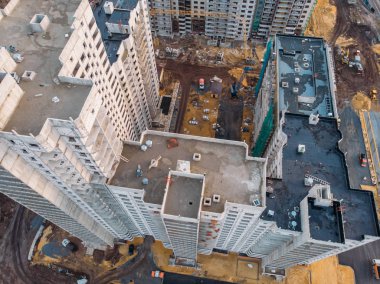 Yukarıdan, modern evler veya vinçler ve diğer kullanım araçları arasında şehir mimarisi ile binalar inşaat hava veya en iyi görünümü