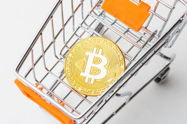 Cryptocurrency 골든 bitcoin 동전 쇼핑 카트 — 스톡 사진