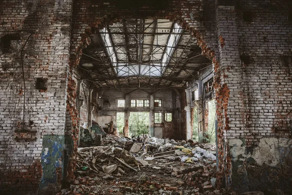 Abandoned and ruined industrial factory building after earthquake disaster or war — Stock Photo, Image