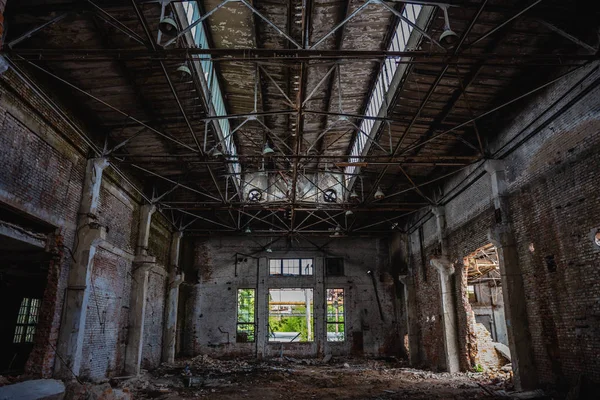 Övergivna och förstörda industriella fabriksbyggnad efter jordbävningskatastrofen eller krig — Stockfoto