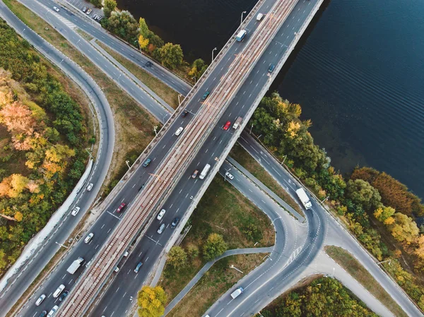 Vista aérea ou superior do drone à junção da estrada, à estrada e à ponte e ao tráfego do carro na cidade grande, conceito do transporte urbano — Fotografia de Stock