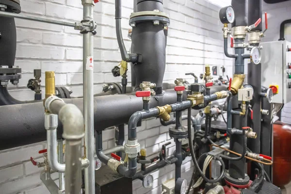 Sistema de calefacción de casas con muchos tubos de acero, manómetros y tubos metálicos y equipo de control automatizado —  Fotos de Stock