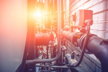 Endüstriyel arka plan, çelik boru sistemi ve Merkezi Isıtma bina, mavi diğer donatımın tonda