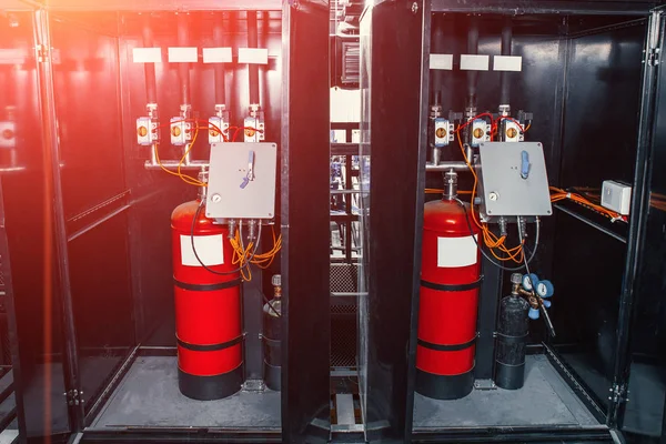 Промислова автоматична система пожежогасіння, шафа з кулею піни пожежогасіння, азот і блок управління — стокове фото