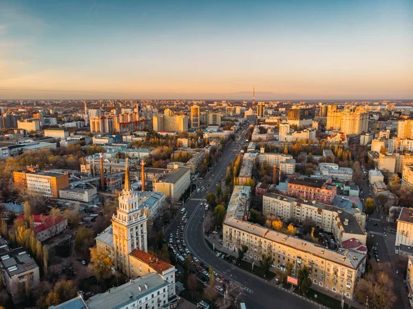 Panoramisch luchtfoto van midtown van Voronezh stad bij zonsondergang, Rusland. Beroemde gebouwen en stedelijke architectuur met wegen en autoverkeer — Stockfoto