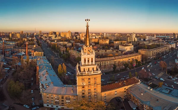 Luftaufnahme der Innenstadt von Woronesch bei Sonnenuntergang, Russland. Berühmte Gebäude und städtische Architektur mit Straßen und Autoverkehr — Stockfoto