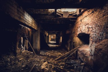 Yıkık terkedilmiş tuğla fabrikası iç, ürkütücü şekilde özgürlük ve korku kavramı koyu koridor