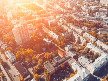 Üstten görünüm veya binalar ve evler güneş ışığı altında Avrupa şehir merkezinde sokakları ile hava Panoraması