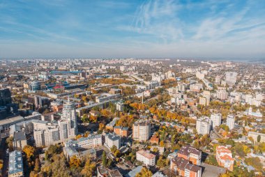 Voronej hava uçak atış yukarıdan binaları, parkları, güneşli gün otomobillerde sokakları ile şehir merkezine