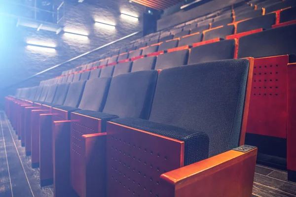 Sala de cine o teatro vacía con filas de asientos o sillas con proyectores azules o efecto de luz de pantalla — Foto de Stock