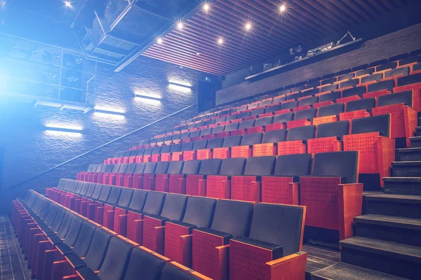 Sala de cine o teatro vacía con filas de asientos o sillas con proyectores azules o efecto de luz de pantalla — Foto de Stock