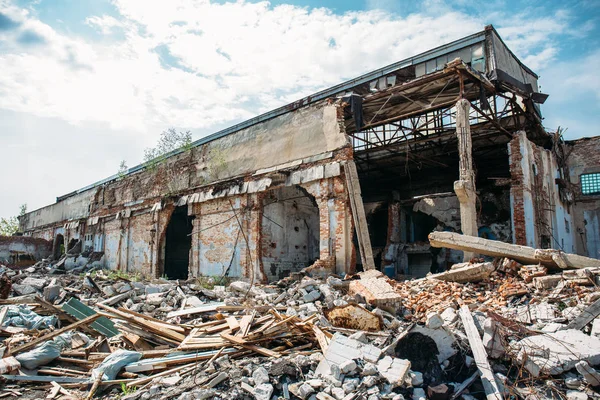 Terremoto o secuelas de la guerra o huracán u otro desastre natural, edificios arruinados rotos, pastillas de basura de hormigón — Foto de Stock