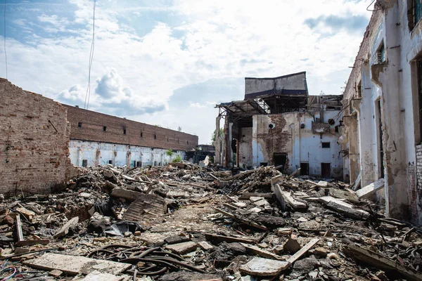 Σεισμός ή πόλεμος απόηχο ή τον τυφώνα ή άλλη φυσική καταστροφή, σπασμένα ερειπωμένα της κτίρια, χάπια συγκεκριμένα σκουπίδια — Φωτογραφία Αρχείου
