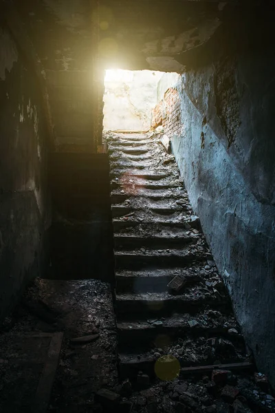 Escalera vieja y luz desde arriba en un edificio viejo, oscuro, espeluznante abandonado, camino al concepto de libertad — Foto de Stock