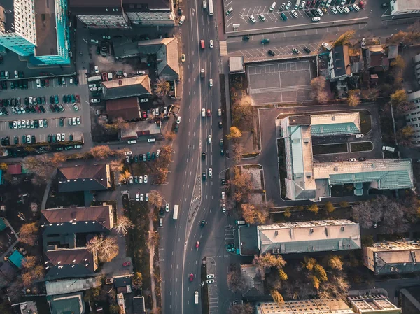 Luchtfoto of bovenste weergave van asfaltweg- en straatnamen met auto's in de stad landschap — Stockfoto