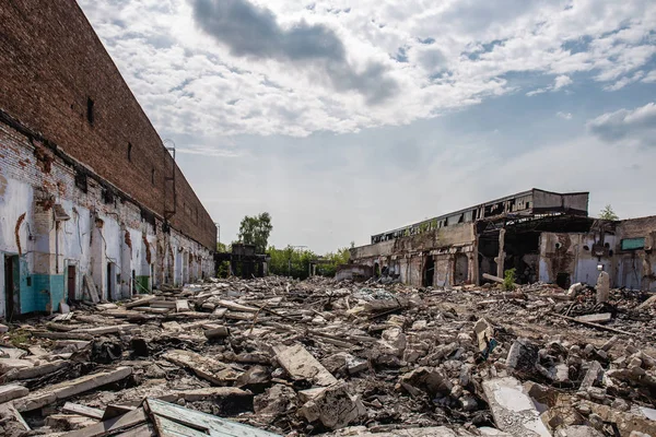 Cutremur sau după război sau uragan sau alt dezastru natural, clădiri industriale ruinate, pastile de gunoi din beton — Fotografie, imagine de stoc
