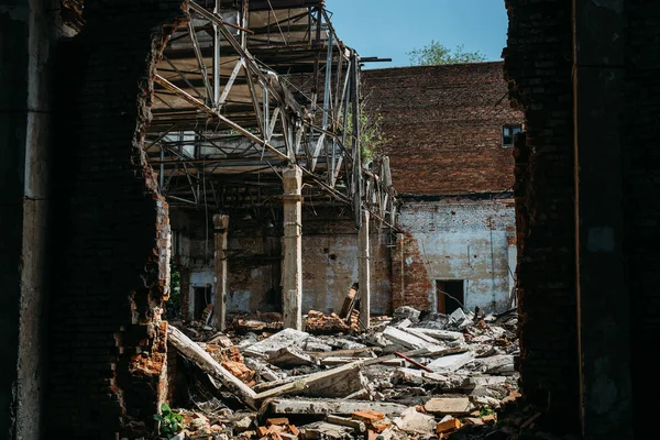 Earthquake or war aftermath or hurricane or other natural disaster, broken ruined industrial buildings, pills of concrete garbage — Stock Photo, Image