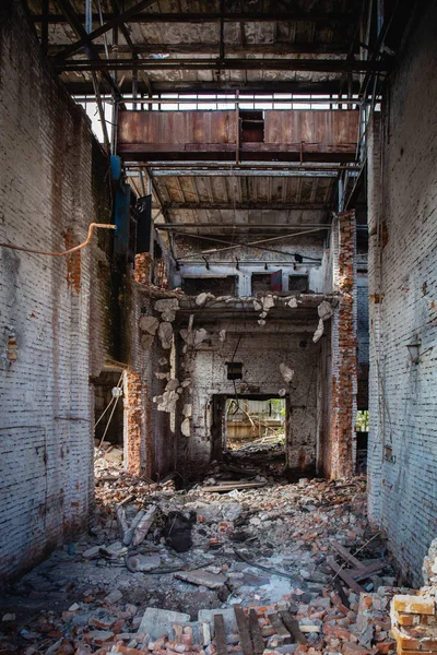 Terremoto o secuelas de la guerra o huracán u otro desastre natural, edificios industriales arruinados rotos, pastillas de basura de hormigón — Foto de Stock