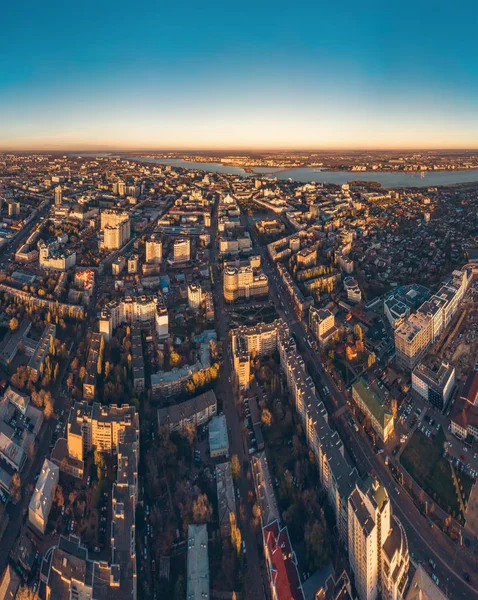 Letecký dron zastřelil moderní City downtown s budovami shora, ulice s auty v západu slunce — Stock fotografie