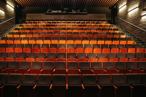Divadlo nebo kino hlediště haly s řadami křesel nebo židlí — Stock fotografie
