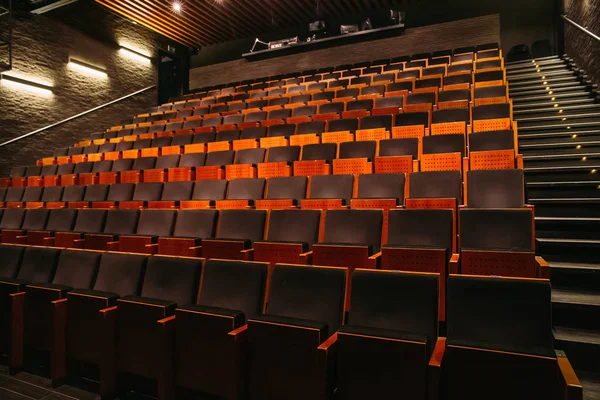 Sala de teatro o cine vacía con filas de asientos o sillas — Foto de Stock