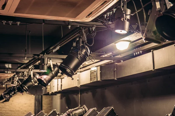 Moderne fase theater schijnwerpers en projector verlichting apparatuur — Stockfoto