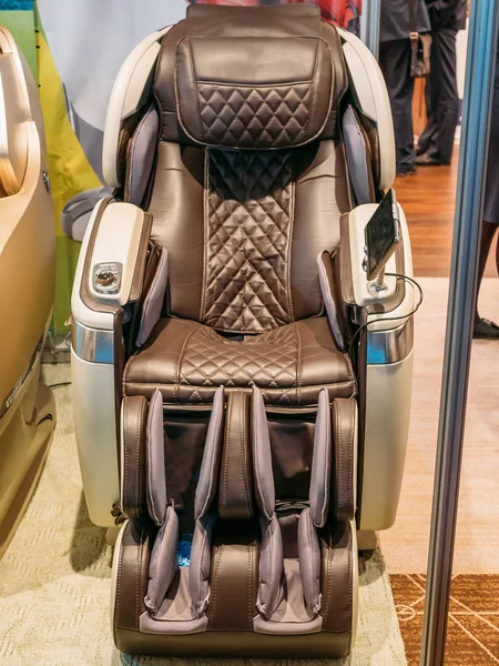 Современное кожаное удобное массажное кресло для отдыха после стресса — стоковое фото