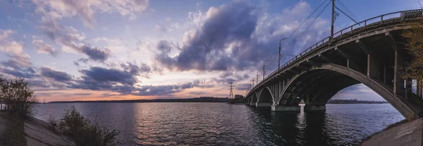 Vogres Brücke Panorama über den Fluss Woronesch bei dramatischem Sonnenuntergang Hintergrund — Stockfoto