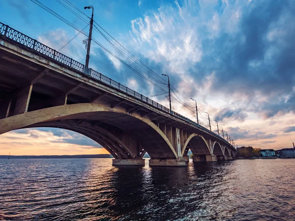 Pont Vogres panorama sur la rivière Voronej au coucher du soleil spectaculaire — Photo