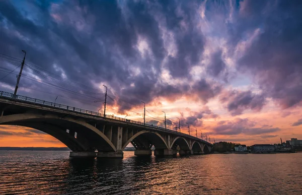 Vogres Brücke Panorama über den Fluss Woronesch bei dramatischem Sonnenuntergang Hintergrund — Stockfoto