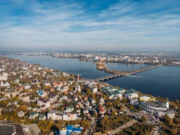 Toma aérea drone de Vorónezh centro con edificios desde arriba, parques, calles con los coches en día soleado — Foto de Stock