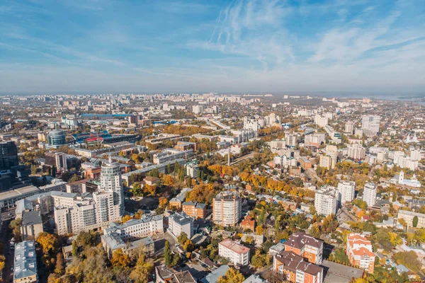Voronej hava uçak atış yukarıdan binaları, parkları, güneşli gün otomobillerde sokakları ile şehir merkezine
