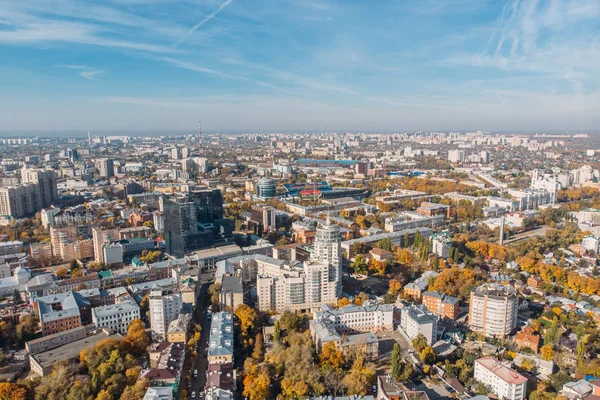 Voronej hava uçak atış yukarıdan binaları, parkları, güneşli gün otomobillerde sokakları ile şehir merkezine — Stok fotoğraf