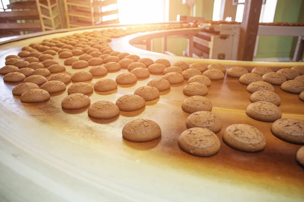 食品工場、工業用コンベア ベルトまたは甘いクッキー、パン、食品生産コンセプトの準備のプロセス ライン — ストック写真