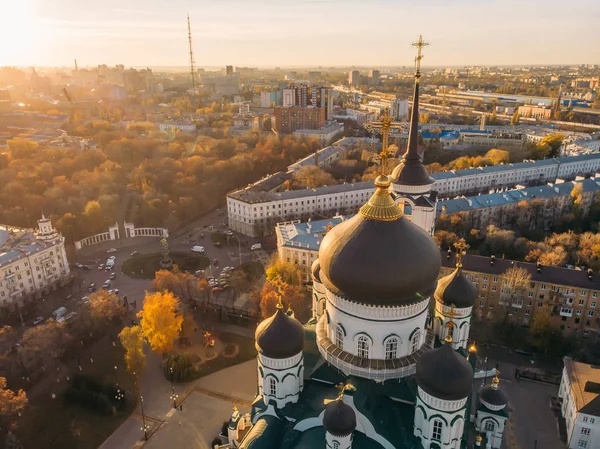Vista aérea da Catedral da Anunciação - Igreja Ortodoxa no centro da cidade de Voronezh ao pôr do sol — Fotografia de Stock