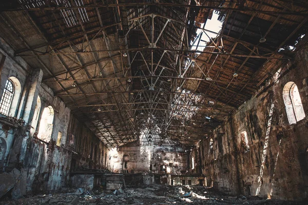 Construção de fábrica industrial abandonada e arruinada após o desastre do terremoto ou a guerra — Fotografia de Stock