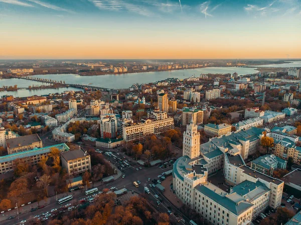 South-East Railway Administration Building en Voronezh y vista panorámica aérea al centro de la ciudad al atardecer de otoño — Foto de Stock