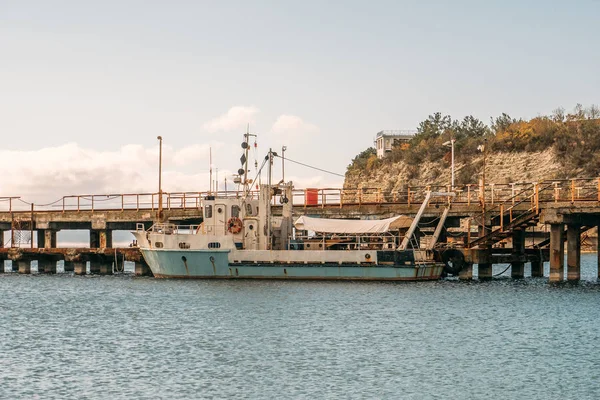 Altes kleines Schiff oder Boot am Betonpier des Seehafens — Stockfoto