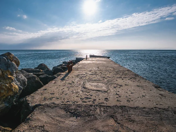 Dermaga beton tua atau pecahan air di garis pantai laut, orang pertama melihat dengan perspektif, kencang — Stok Foto