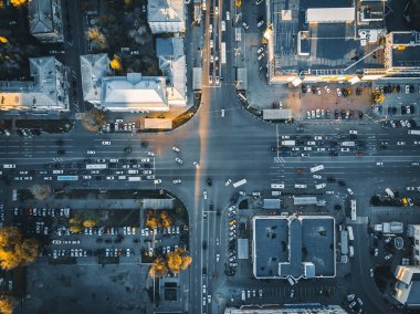Kavşak veya kavşak şehir merkezinden Avrupa şehri, hava veya en iyi görünümü üzerinde trafik