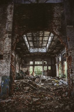 Eski karanlık grunge fabrika binası içinde terk edilmiş endüstriyel ürkütücü depo
