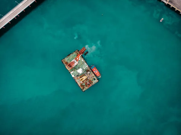 Platform industri lepas pantai atau menara dengan derek atau ilmu laut pusat penelitian, atas atau udara pandangan — Stok Foto
