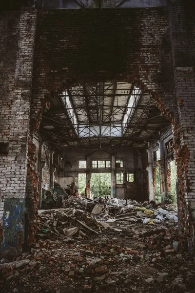 Entrepôt industriel effrayant abandonné à l'intérieur de vieux bâtiment d'usine sombre grunge — Photo