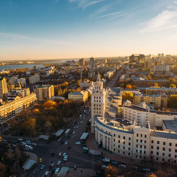 Vista aérea del centro de la ciudad con calles y carreteras y la construcción del ferrocarril del sudeste con torre - símbolo de la ciudad de Voronezh — Foto de Stock