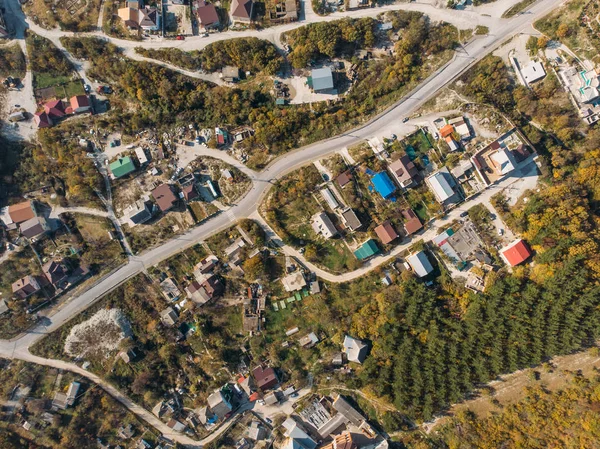 Vue aérienne du village rural de montagne avec bâtiments ou maisons et routes asphaltées — Photo