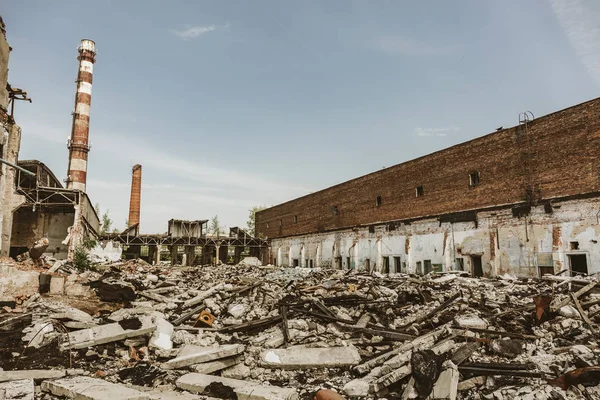 Terramoto ou guerra na sequência de furacões ou outros desastres naturais, edifícios destruídos, pílulas de lixo de betão — Fotografia de Stock