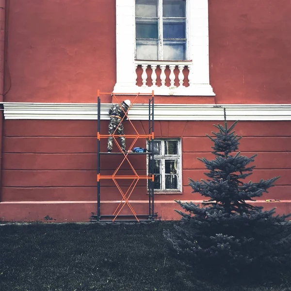 Fachada Pintura Trabalhador Casa Velha Edifício Reconstrução Reparo Vintage Tonificado — Fotografia de Stock