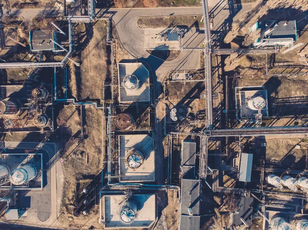 Vista aérea de edificios industriales de fábricas o plantas con tanques y tuberías de construcción de almacenamiento de acero, refinería de petróleo y concepto de fabricación química —  Fotos de Stock