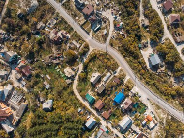 Dağ kırsal köy binalar veya evleri ve asfalt yollar ile hava üstten görünüm