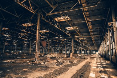 Terk edilmiş ve perili endüstriyel ürkütücü depo içinde eski grunge fabrika binası mahvetti.